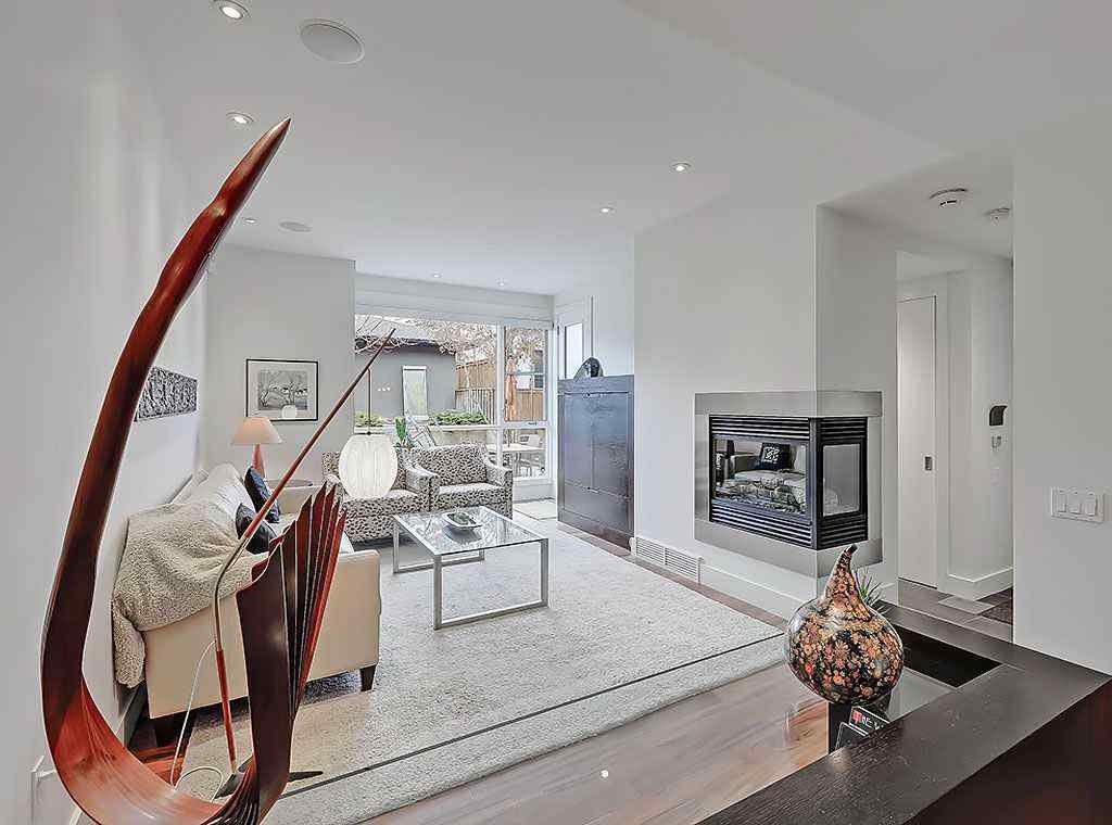 MLS® A2267873 - 2307 3 Avenue NW in West Hillhurst Calgary, Residential