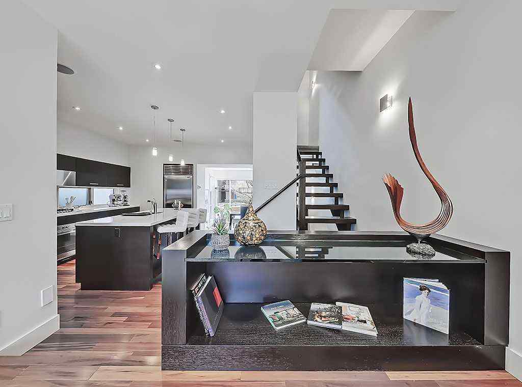 MLS® A2267873 - 2307 3 Avenue NW in West Hillhurst Calgary, Residential