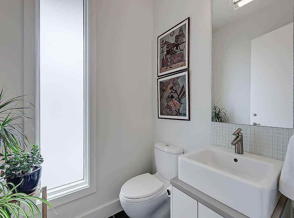 MLS® A2267873 - 2307 3 Avenue NW in West Hillhurst Calgary, Residential