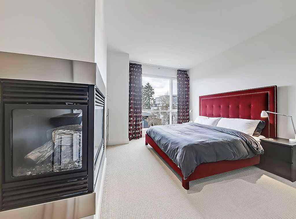 MLS® A2267873 - 2307 3 Avenue NW in West Hillhurst Calgary, Residential