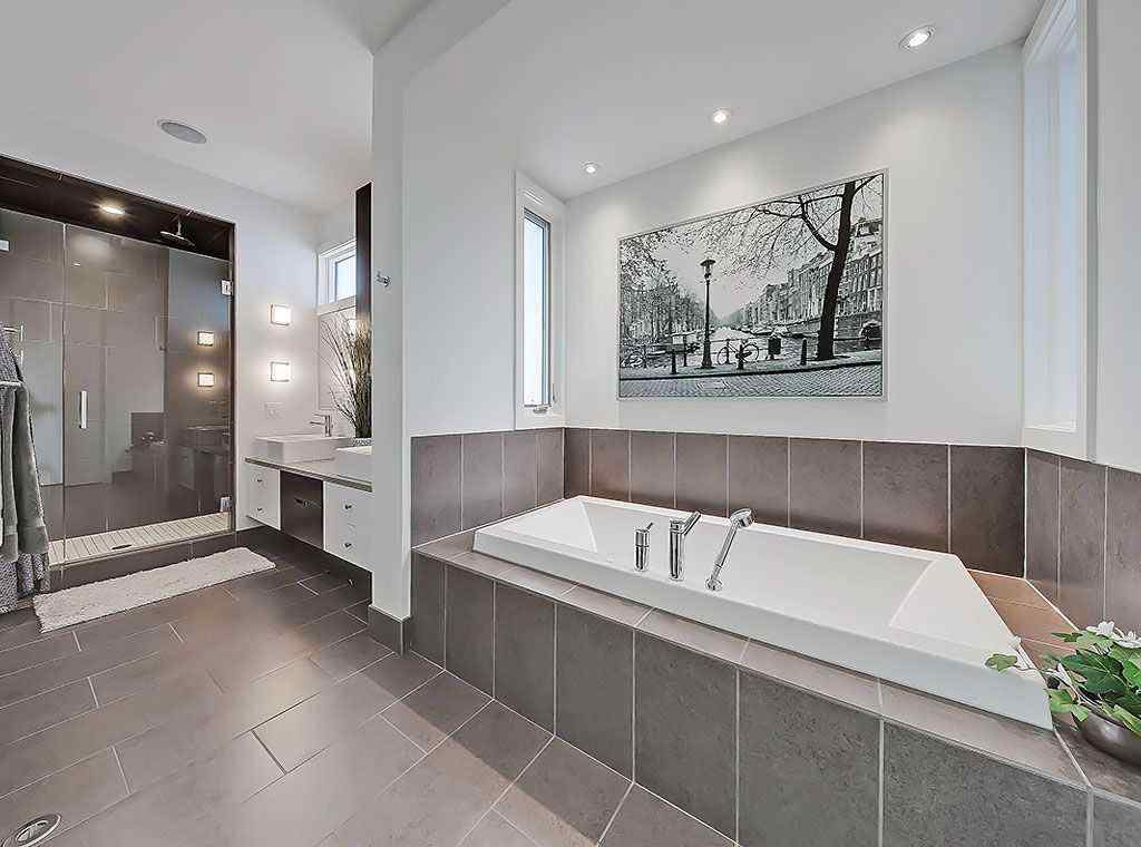 MLS® A2267873 - 2307 3 Avenue NW in West Hillhurst Calgary, Residential