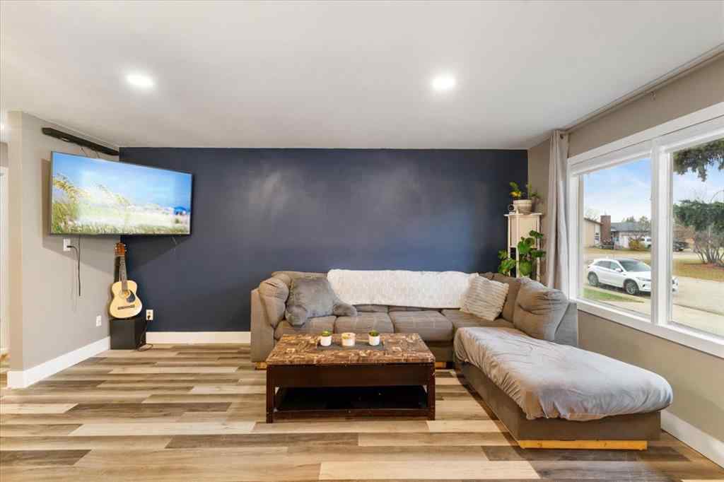 MLS® A2267885 - 6337 93 Street  in Country Club Estates Grande Prairie, Residential