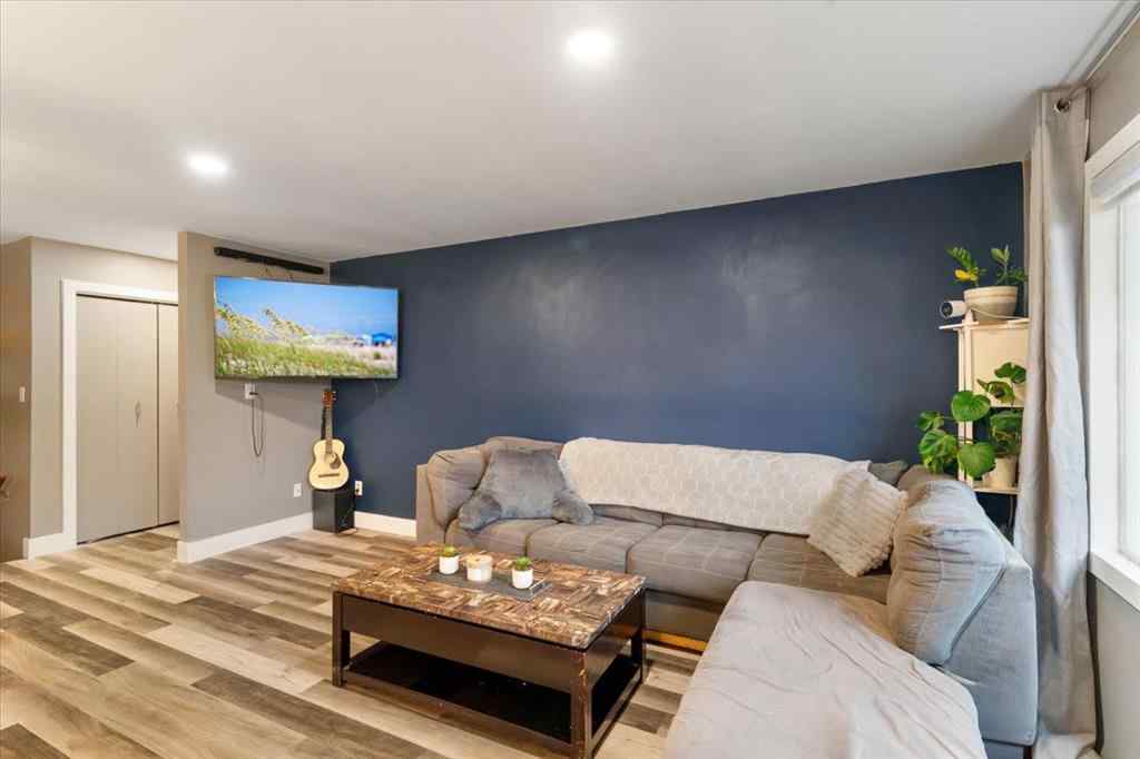 MLS® A2267885 - 6337 93 Street  in Country Club Estates Grande Prairie, Residential