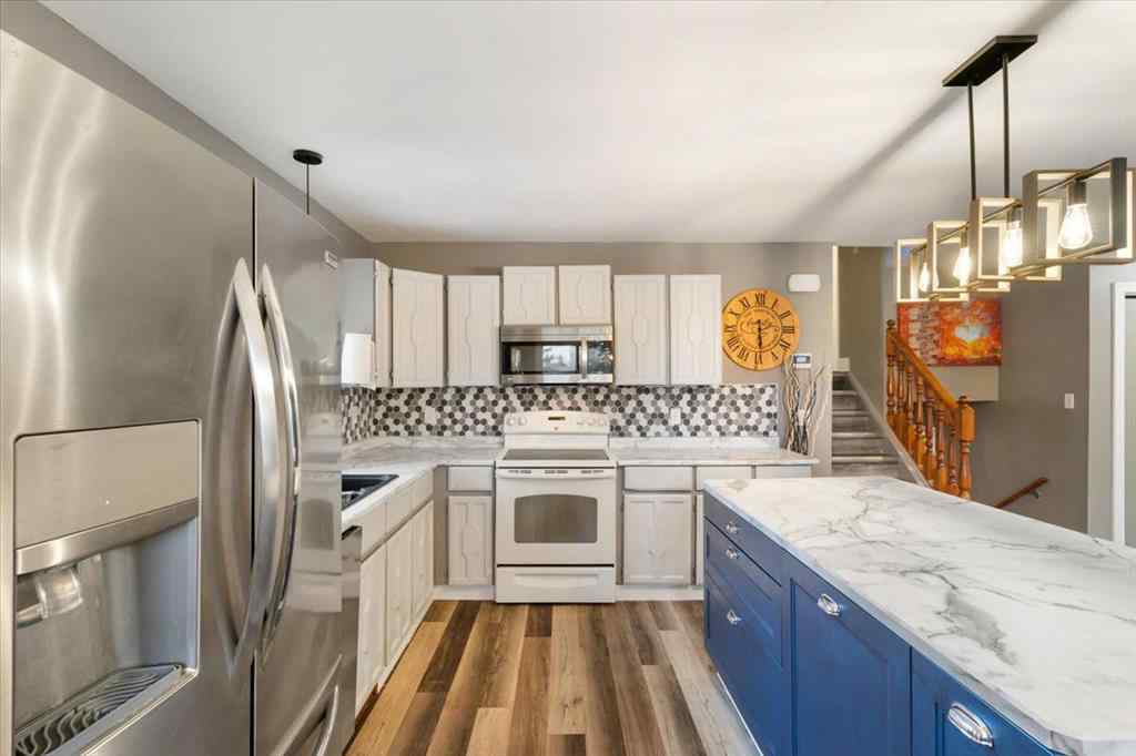 MLS® A2267885 - 6337 93 Street  in Country Club Estates Grande Prairie, Residential