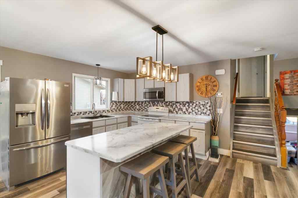 MLS® A2267885 - 6337 93 Street  in Country Club Estates Grande Prairie, Residential