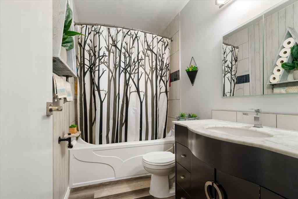 MLS® A2267885 - 6337 93 Street  in Country Club Estates Grande Prairie, Residential