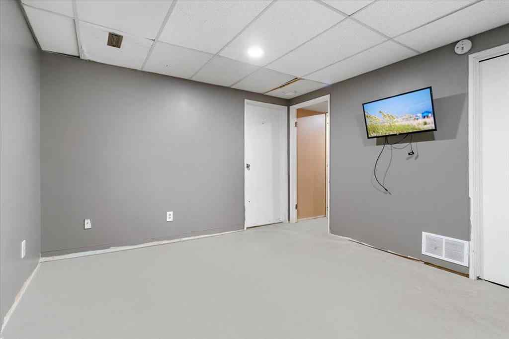 MLS® A2267885 - 6337 93 Street  in Country Club Estates Grande Prairie, Residential