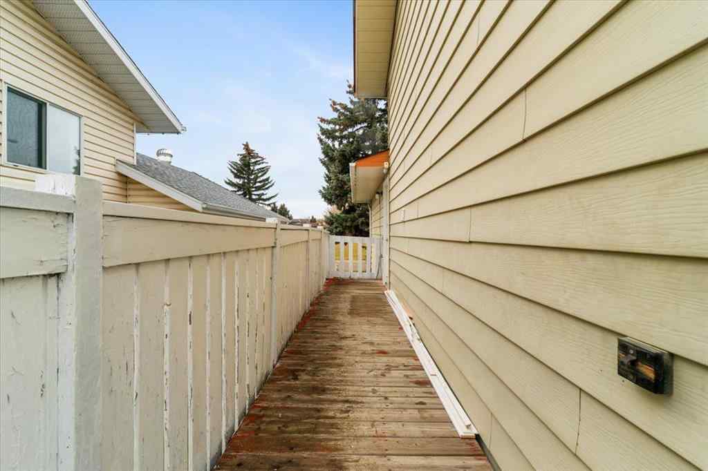 MLS® A2267885 - 6337 93 Street  in Country Club Estates Grande Prairie, Residential