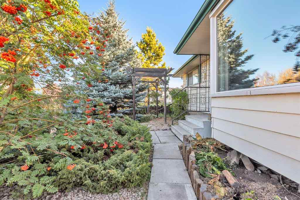 MLS® A2267924 - 212 Dovercrest Place SE in Dover Calgary, Residential