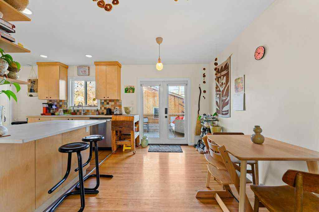 MLS® A2267956 - 2340 54 Avenue SW in North Glenmore Park Calgary, Residential