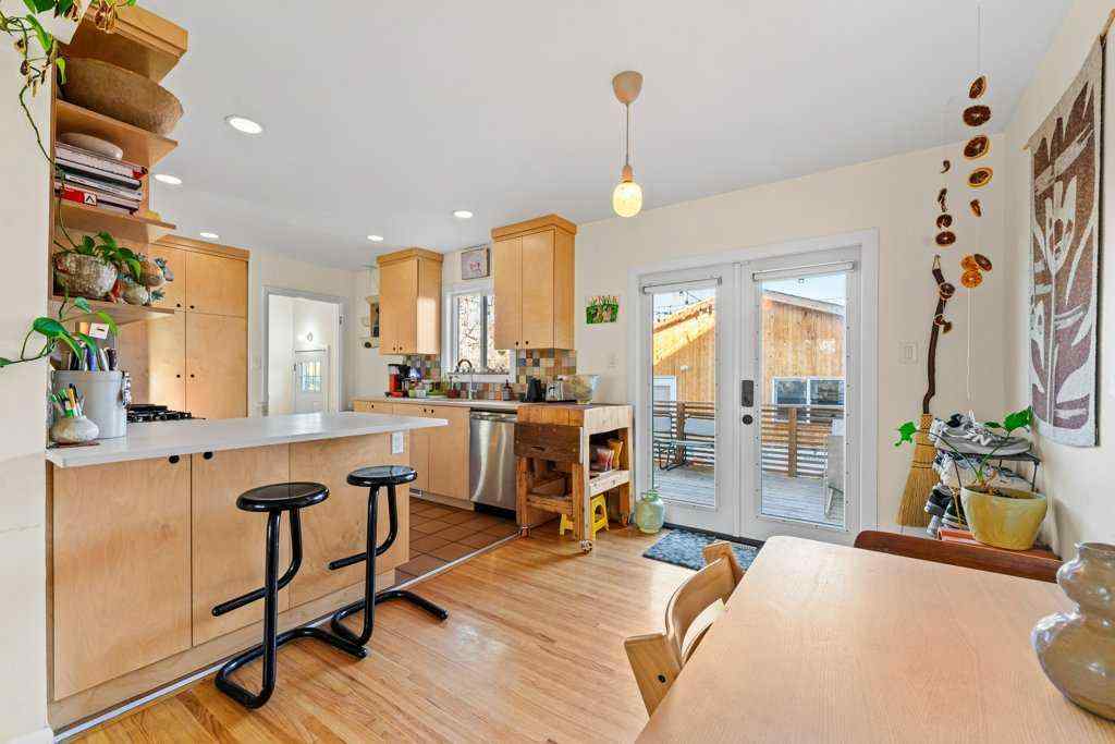 MLS® A2267956 - 2340 54 Avenue SW in North Glenmore Park Calgary, Residential