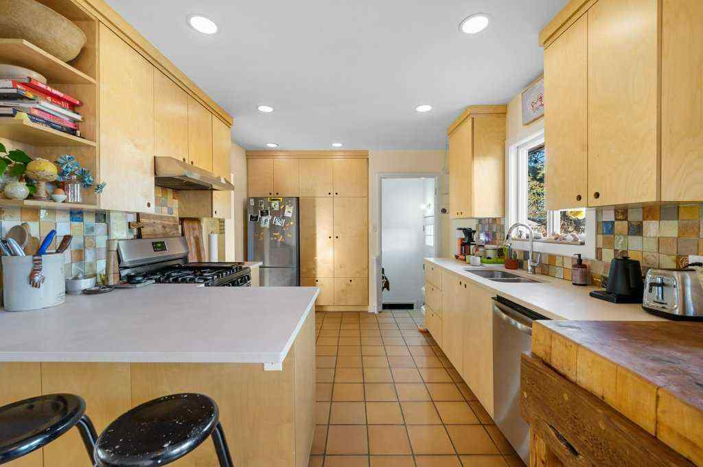 MLS® A2267956 - 2340 54 Avenue SW in North Glenmore Park Calgary, Residential