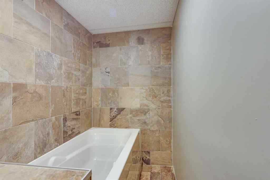 MLS® A2268006 - 3905 54 Avenue  in Southwest Innisfail Innisfail, Residential