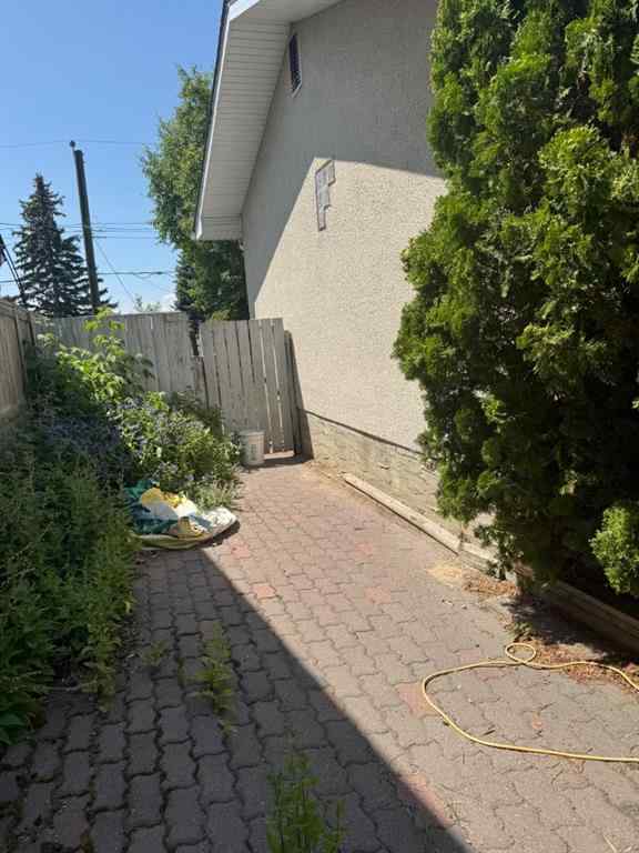 MLS® A2268040 - 431 Queen Charlotte Drive SE in Queensland Calgary, Residential