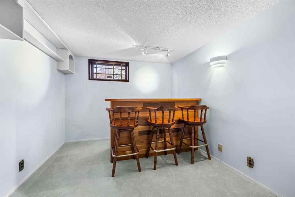 MLS® A2268066 - 3375 Breton Close NW in Brentwood Calgary, Residential