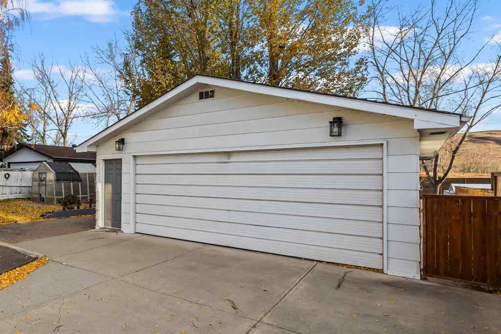 MLS® A2268066 - 3375 Breton Close NW in Brentwood Calgary, Residential