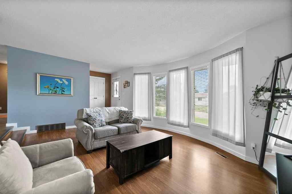 MLS® A2268093 - 5617 47 Avenue W in Forestburg Forestburg, Residential