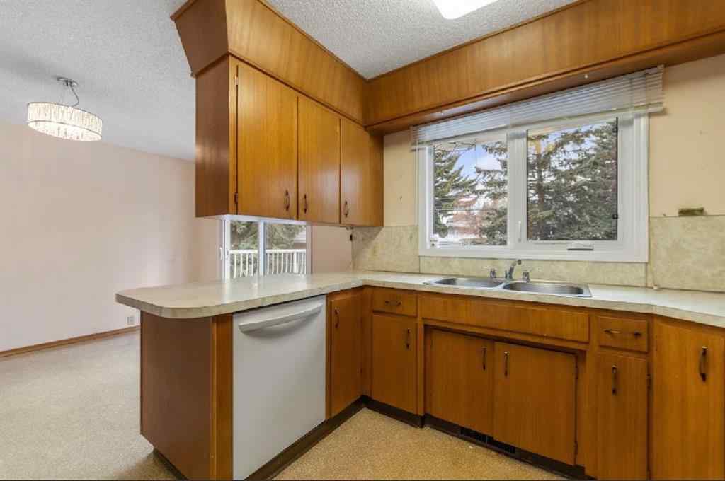 MLS® A2268140 - 5339 Brisebois Drive NW in Brentwood Calgary, Residential