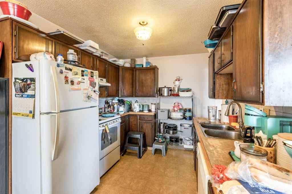 MLS® A2268165 - 2555 & 2557 Thompson Crescent SE in Crestwood-Norwood Medicine Hat, Multi-Family