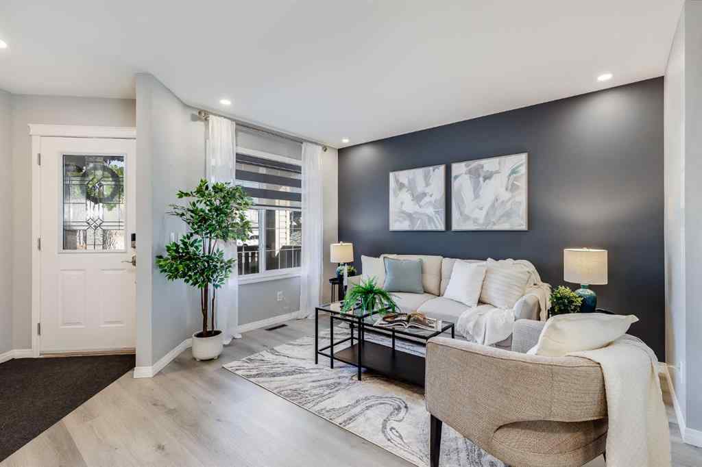 MLS® A2268218 - 208 Fairways Bay NW in Fairways Airdrie, Residential