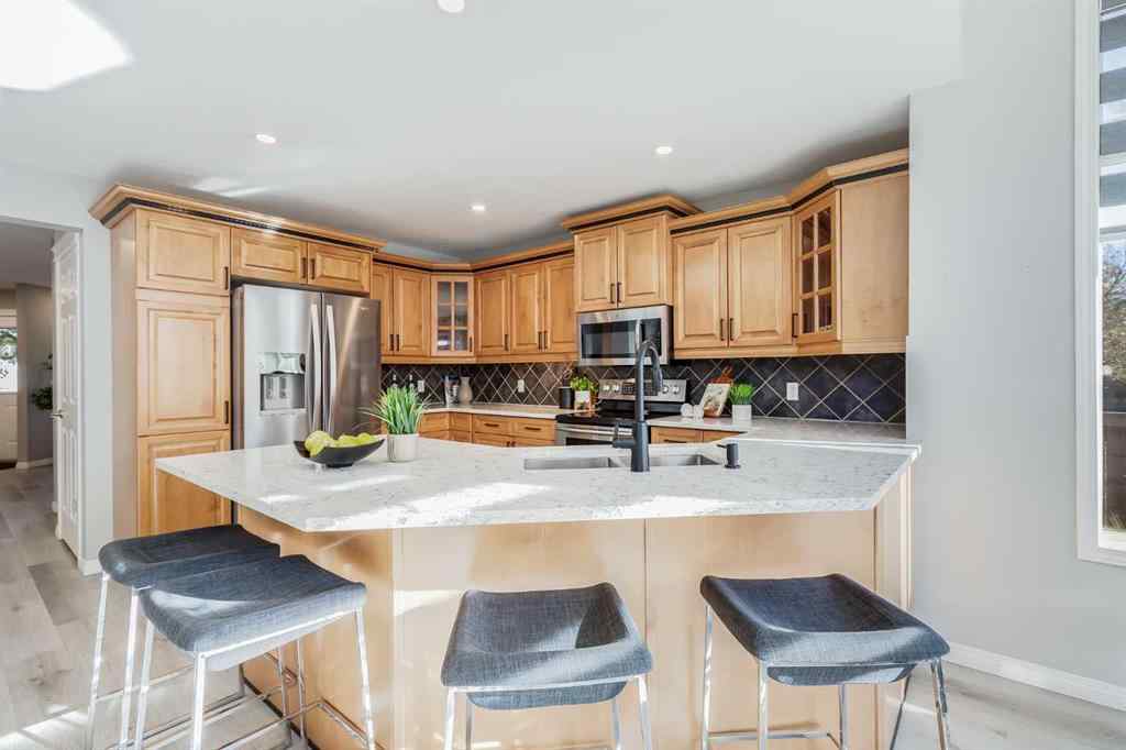 MLS® A2268218 - 208 Fairways Bay NW in Fairways Airdrie, Residential