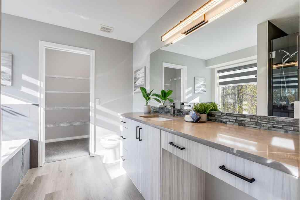 MLS® A2268218 - 208 Fairways Bay NW in Fairways Airdrie, Residential