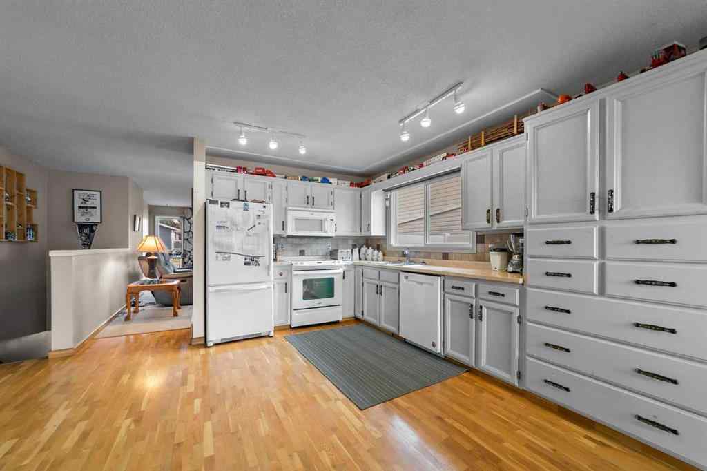 MLS® A2268288 - 5006 65 A Street  in Grandview Camrose, Residential