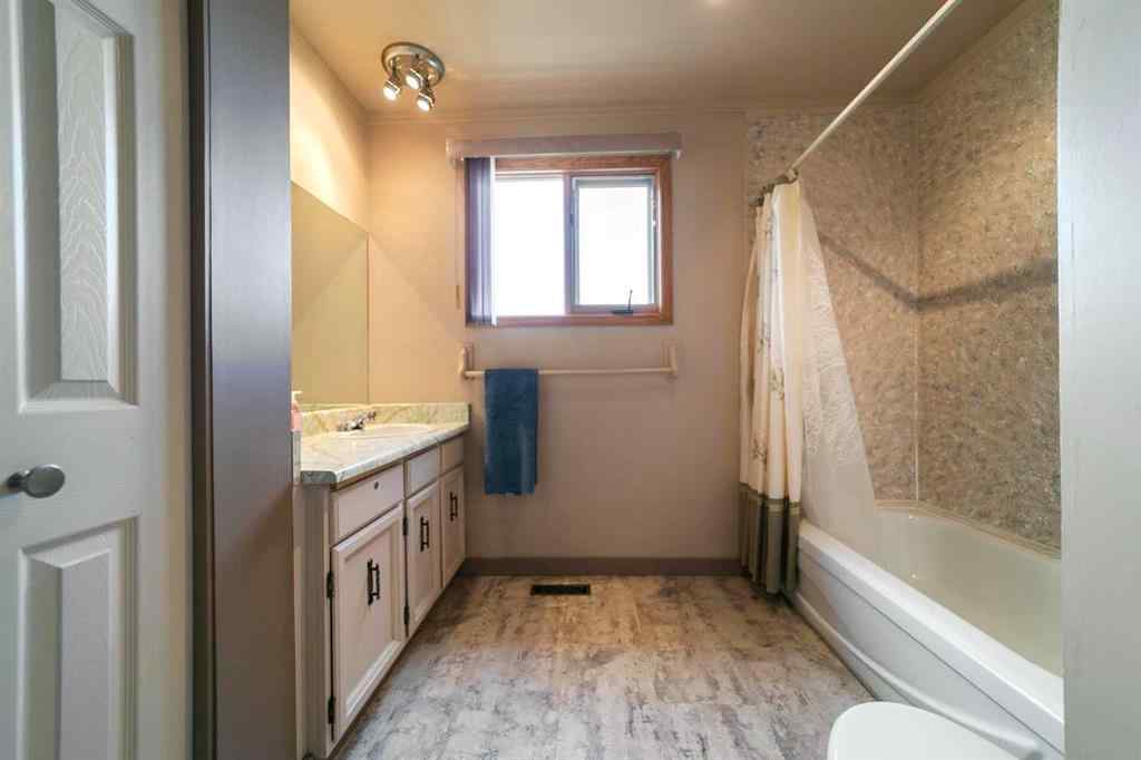 MLS® A2268288 - 5006 65 A Street  in Grandview Camrose, Residential