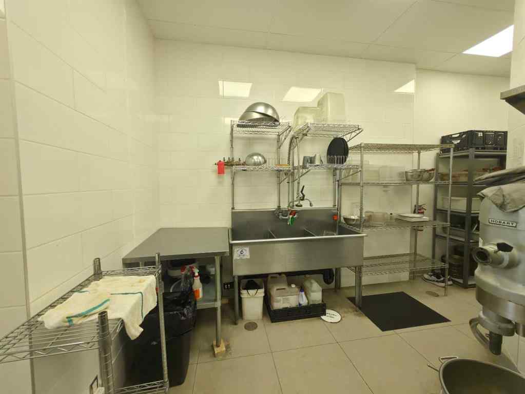 MLS® A2268294 - 3915 17 Avenue SW in Glendale Calgary, Commercial