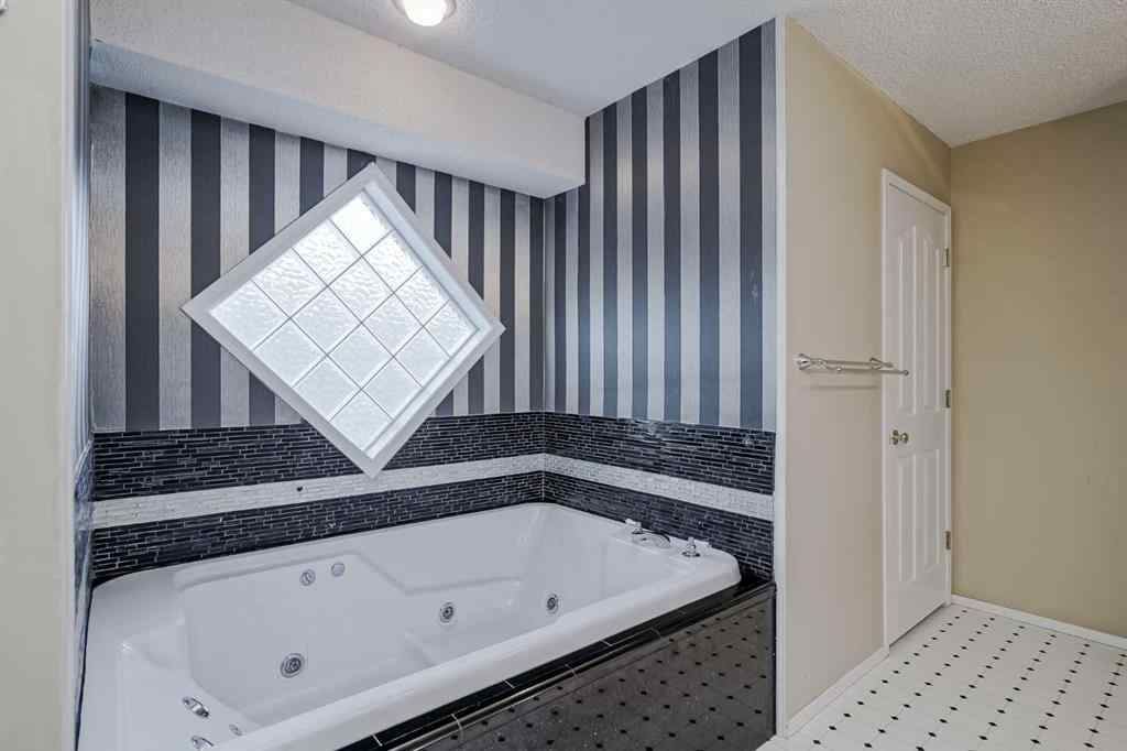 MLS® A2268336 - 375 Douglas Glen Gardens SE in Douglasdale/Glen Calgary, Residential