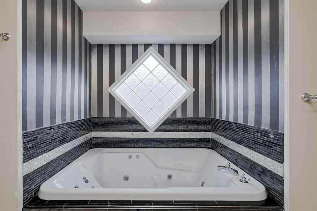 MLS® A2268336 - 375 Douglas Glen Gardens SE in Douglasdale/Glen Calgary, Residential