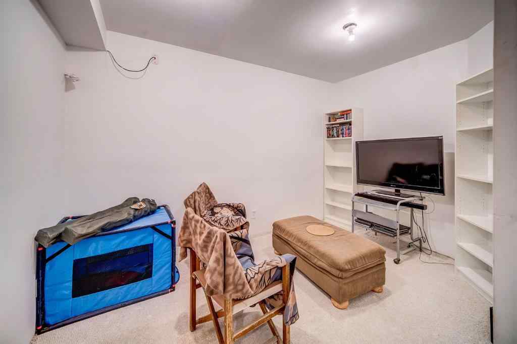 MLS® A2268392 - 2925 Signal Hill Heights SW in Signal Hill Calgary, Residential