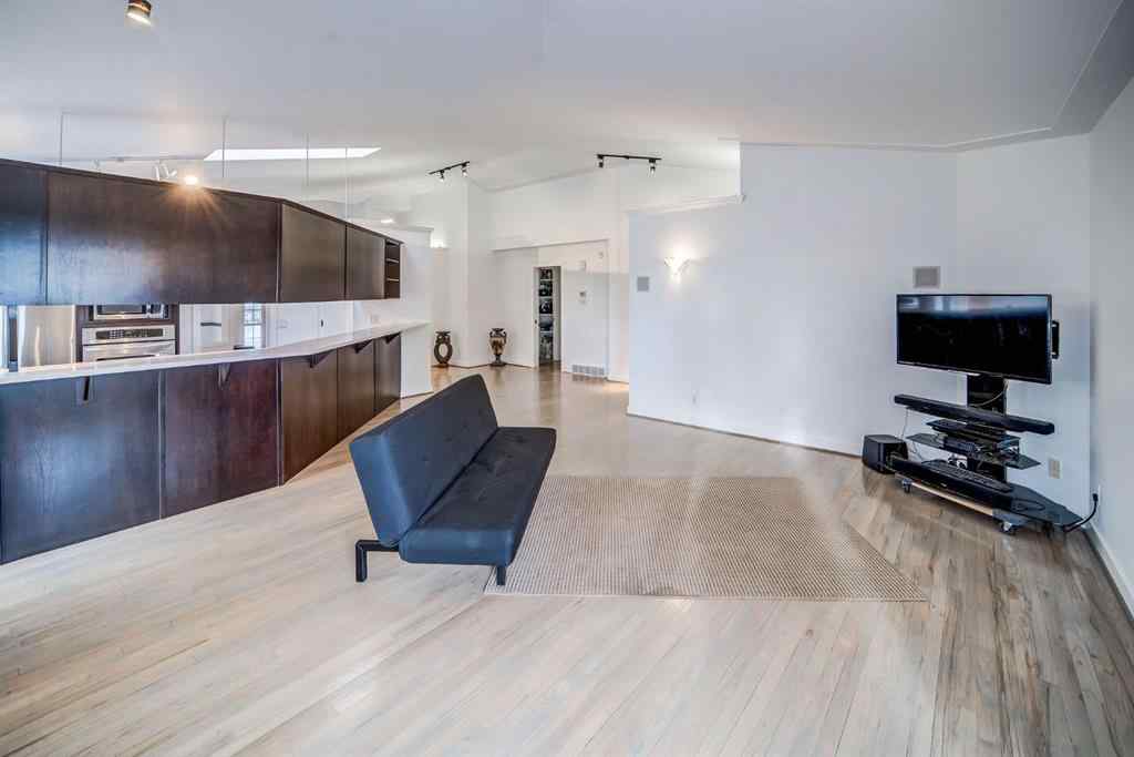 MLS® A2268392 - 2925 Signal Hill Heights SW in Signal Hill Calgary, Residential