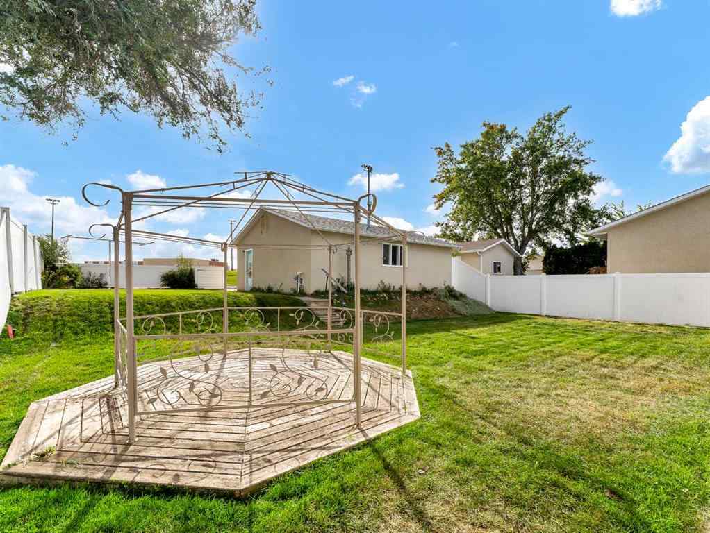 MLS® A2268535 - 267 11 Street NE in Northeast Crescent Heights Medicine Hat, Residential