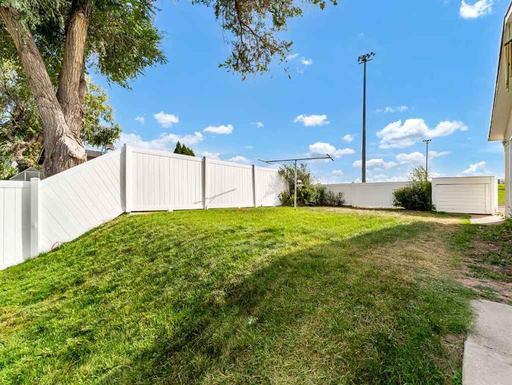 MLS® A2268535 - 267 11 Street NE in Northeast Crescent Heights Medicine Hat, Residential