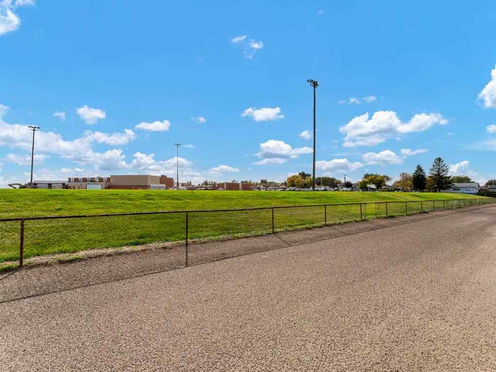 MLS® A2268535 - 267 11 Street NE in Northeast Crescent Heights Medicine Hat, Residential