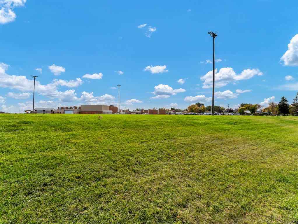 MLS® A2268535 - 267 11 Street NE in Northeast Crescent Heights Medicine Hat, Residential