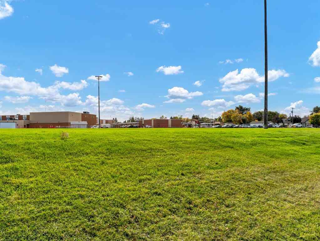 MLS® A2268535 - 267 11 Street NE in Northeast Crescent Heights Medicine Hat, Residential