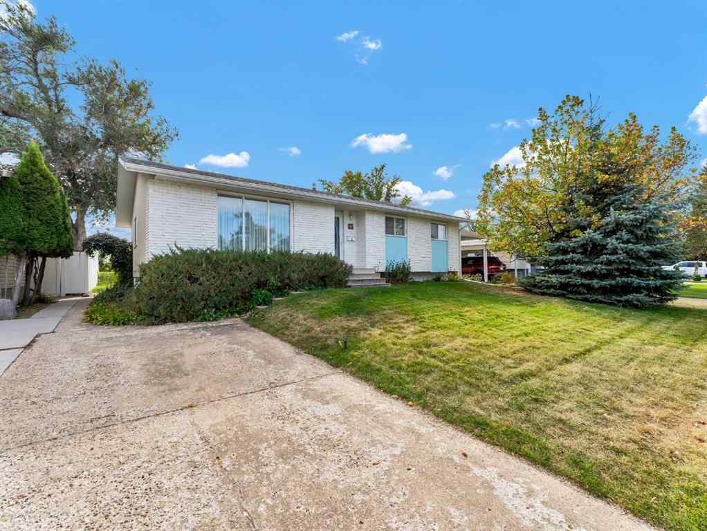 MLS® A2268535 - 267 11 Street NE in Northeast Crescent Heights Medicine Hat, Residential