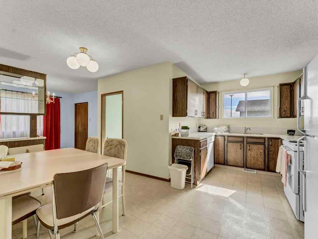 MLS® A2268535 - 267 11 Street NE in Northeast Crescent Heights Medicine Hat, Residential