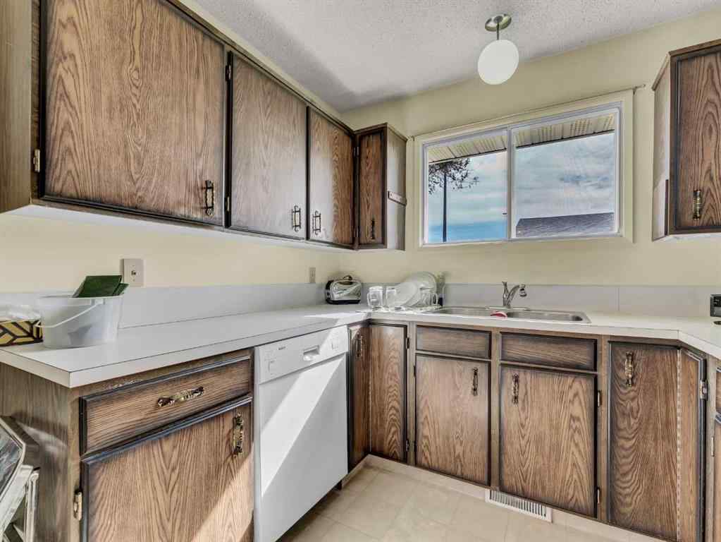 MLS® A2268535 - 267 11 Street NE in Northeast Crescent Heights Medicine Hat, Residential