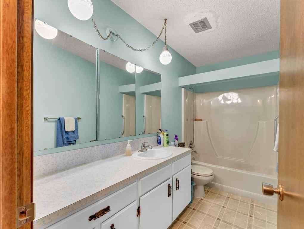 MLS® A2268535 - 267 11 Street NE in Northeast Crescent Heights Medicine Hat, Residential