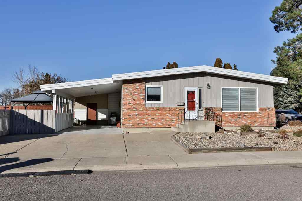 MLS® A2268551 - 1517 14 Avenue N in Winston Churchill Lethbridge, Residential