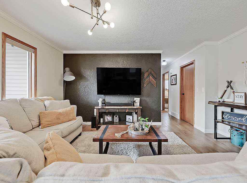 MLS® A2268572 - 1527 10 Avenue SE in Sunshine Meadow High River, Residential