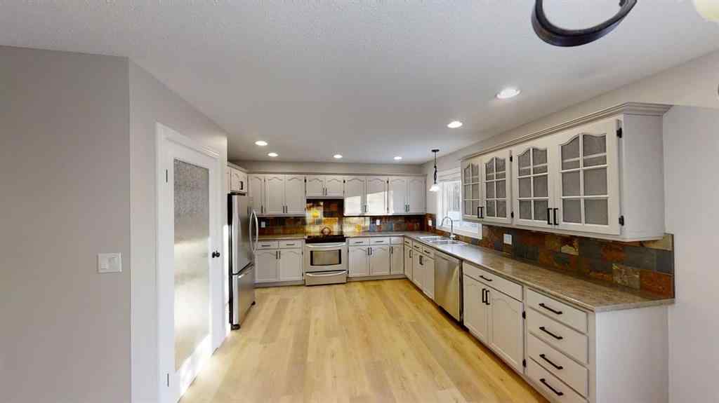 MLS® A2268577 - 9533 63 Avenue  in Country Club Estates Grande Prairie, Rental