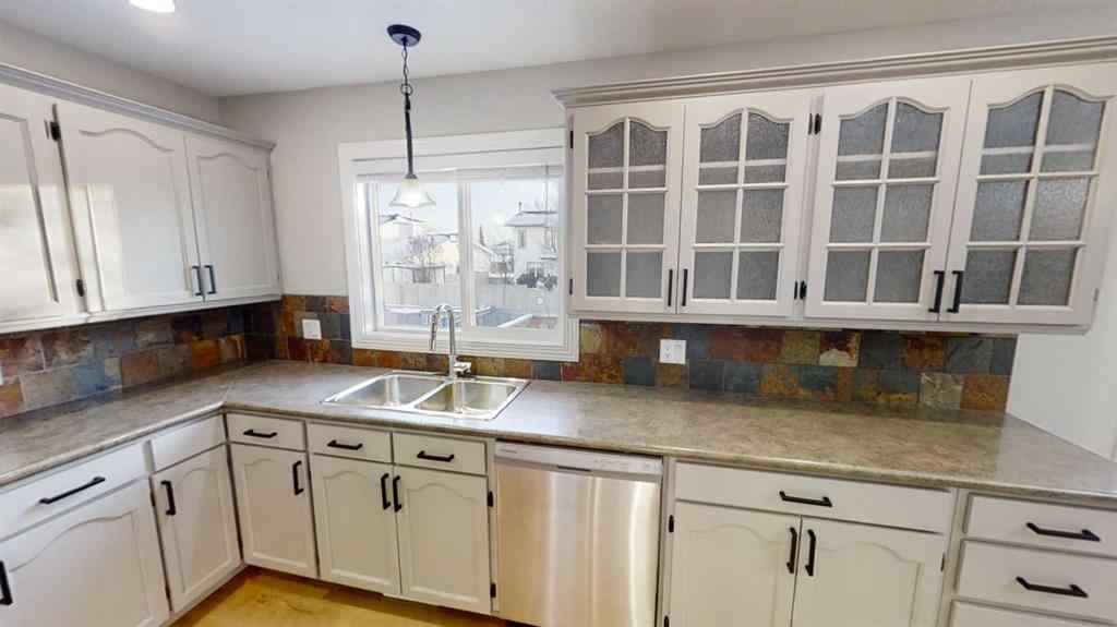 MLS® A2268577 - 9533 63 Avenue  in Country Club Estates Grande Prairie, Rental