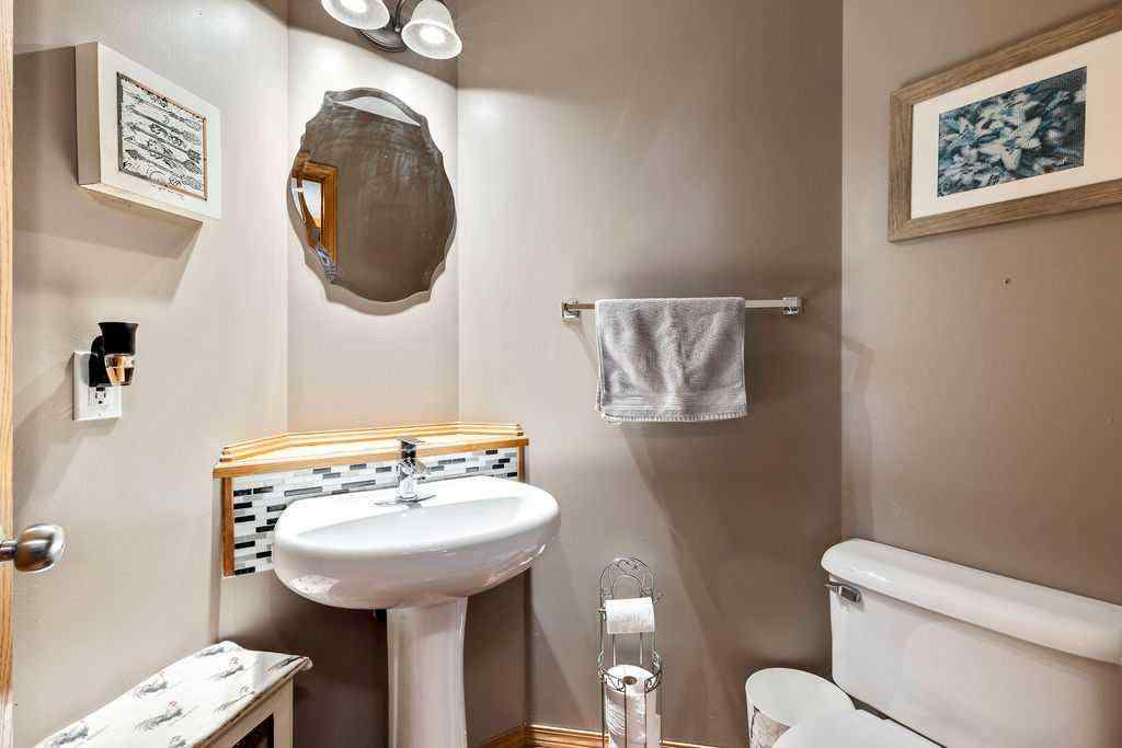 MLS® A2268629 - 100 Hillview Road  in Hillview Estates Strathmore, Residential