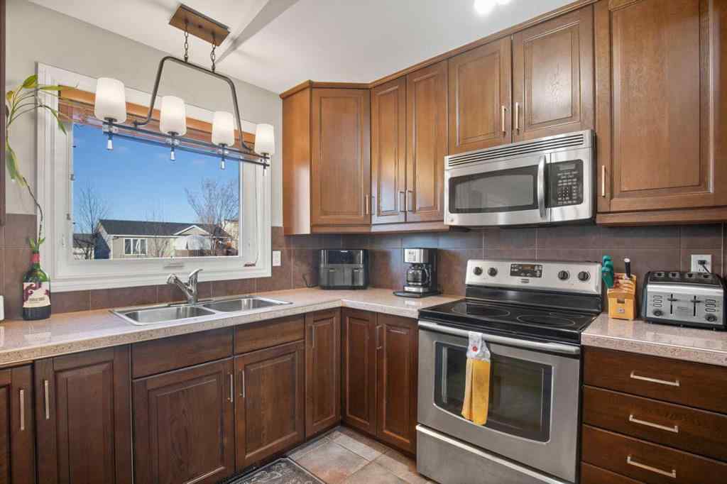 MLS® A2268679 - 2 Holbrook Place   in Hewlett Park Sylvan Lake, Residential