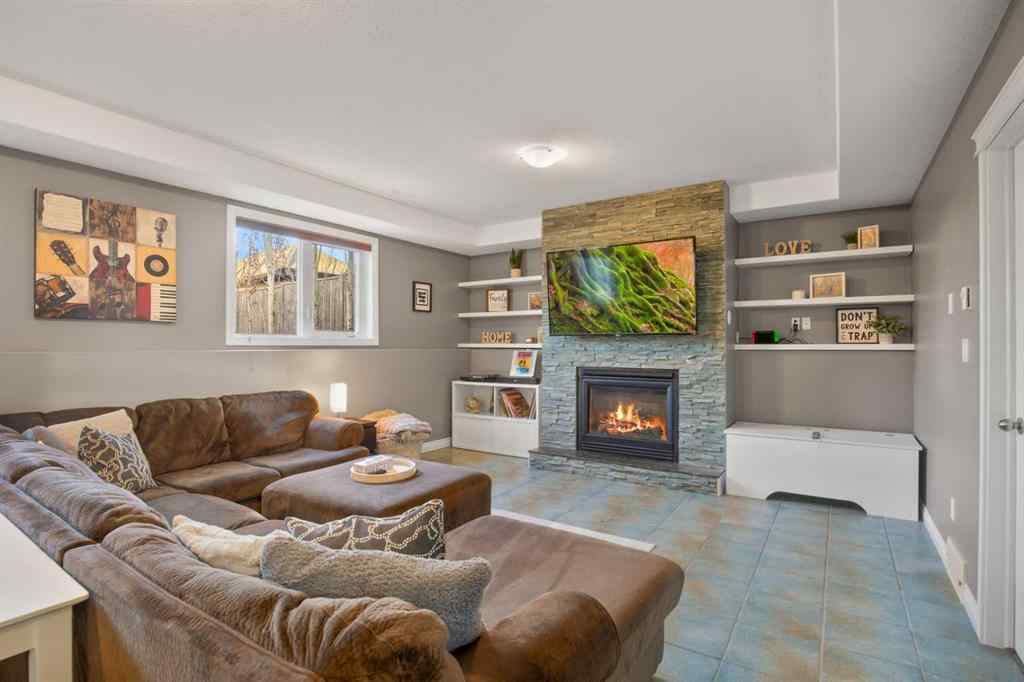 MLS® A2268679 - 2 Holbrook Place   in Hewlett Park Sylvan Lake, Residential