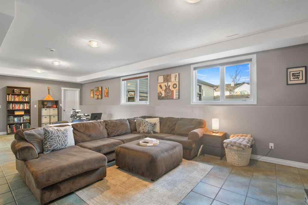 MLS® A2268679 - 2 Holbrook Place   in Hewlett Park Sylvan Lake, Residential